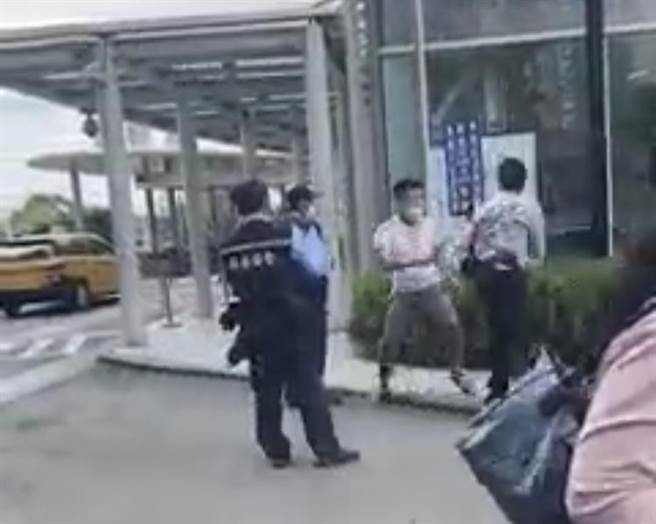 淡水男醫院外對警衛揮拳引熱議  4名警衛上前聯合壓制（翻攝自臉書細說淡水／戴上容新北傳真）