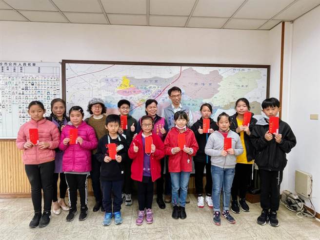 头份市长罗雪珠10日上午颁发奖励金给新兴国小通过客语初级认证同学。（头份市公所提供／谢明俊苗栗传真）