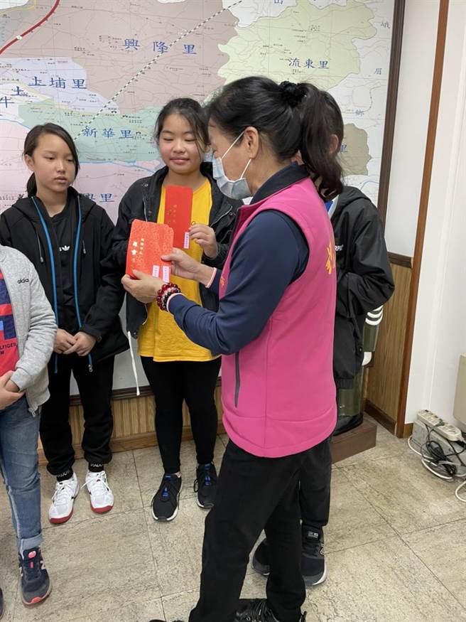 头份市长罗雪珠10日上午颁发奖励金给新兴国小通过客语初级认证同学。（头份市公所提供／谢明俊苗栗传真）