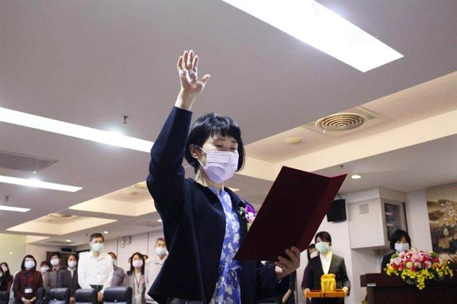 已退休的金管会前主秘苏郁卿今天接任劳动部劳动基金运用局局长一职。（劳动部提供／林良齐台北传真）