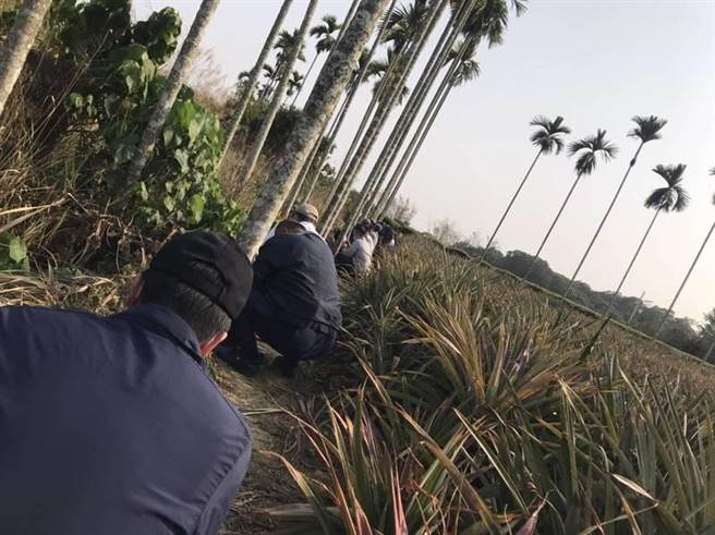 南投員警埋伏在公墓旁，一舉破獲地下賭場。（民眾提供／黃立杰南投傳真）