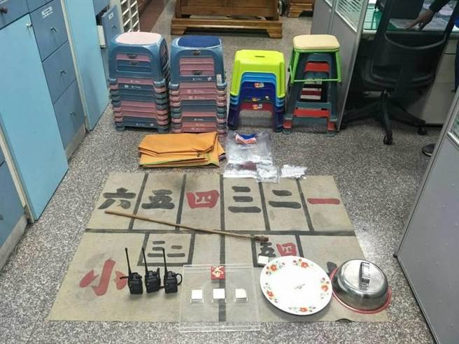投警破獲賭場，取出骰子賭具、3部無線電、32萬元賭金，等現場物證。（民眾提供／黃立杰南投傳真）