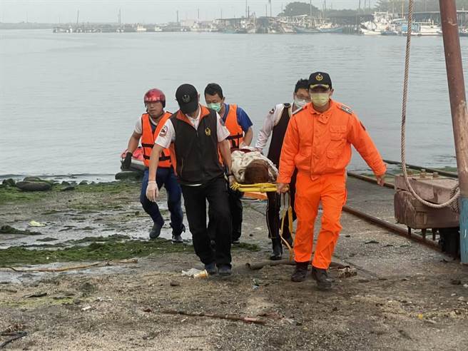 3月10日清晨5时许，第一一岸巡队弥陀安检所获报，有民眾在弥陀渔港港区疑似落水。安检所随即派人前往察看，并通报警消单位协助处置，于清晨6时救起这名女子，无生命徵象，送医不治。（翻摄照片／林瑞益高雄传真）