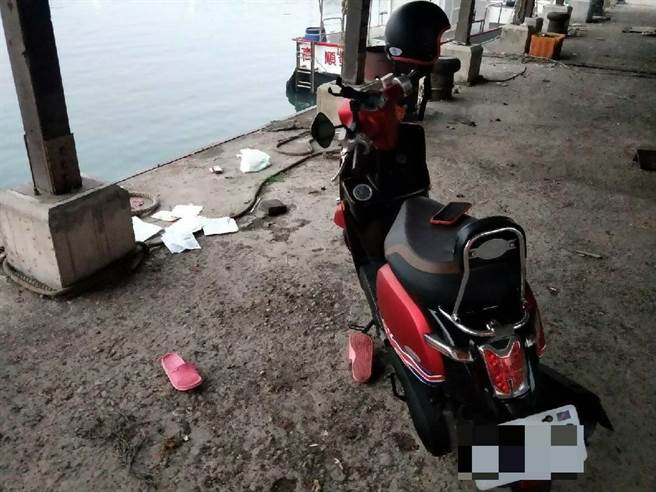 3月10日清晨5时许，第一一岸巡队弥陀安检所获报，有民眾在弥陀渔港港区疑似落水。图为落水女子遗留的机车与拖鞋等物品。（翻摄照片／林瑞益高雄传真）