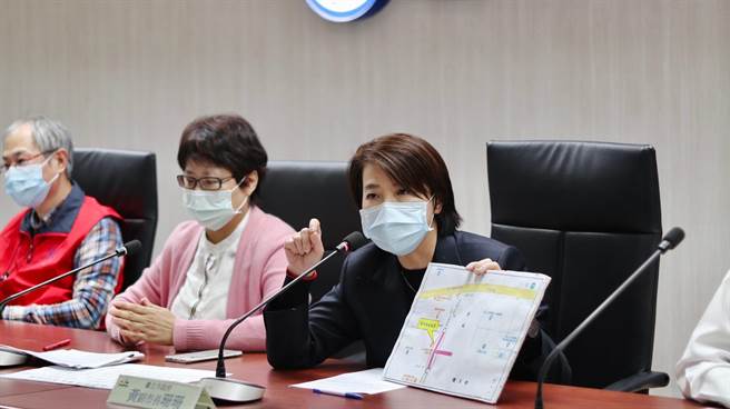 大巨蛋工地的吊挂钢筋在7日上午8点，竟松脱从高处滑落，直接砸向马路、压垮围笼护栏，北市劳动局今下午紧急举办记者会。（北市劳动局提供／游念育台北传真）