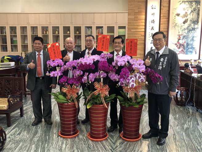 芦竹农会选举过程顺利，3巨头由理事长黄教阳（右1）、常务监事钱得胜（左1）及总干事陈春郎（右2）担任。（姜霏摄）