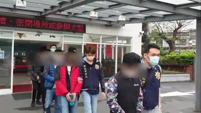 新北警执行扫黑，检肃53名帮派分子到案。（新北市警察局提供）