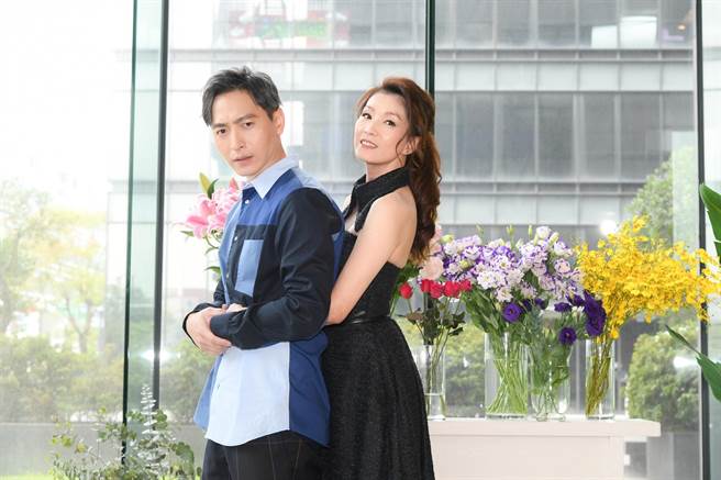 叶全真与许怀民参与《恋爱是科学》演出。（三立提供）