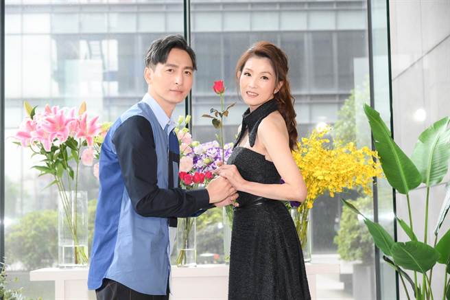 叶全真与许怀民参与《恋爱是科学》演出。（三立提供）