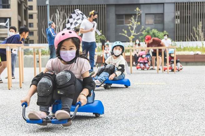 台中市好宅公共藝術工作坊《扭扭車障礙賽》，可藉此凝聚都會區住戶間的感情。（台中市政府提供／陳世宗台中傳真）