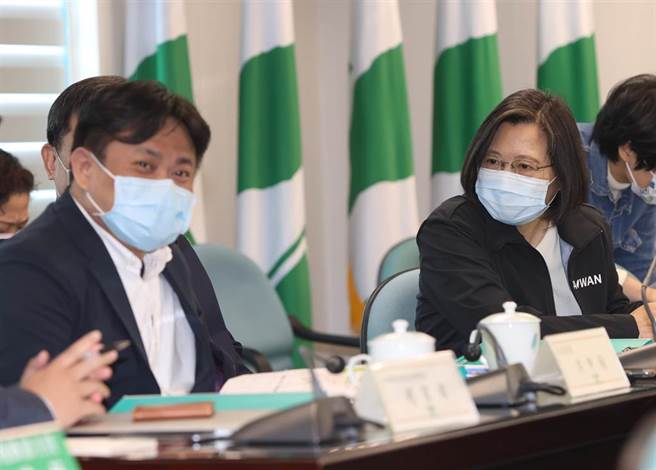 民进党主席蔡英文（右）10日主持中常会。左为民进党立委洪申翰。（台北市摄影记者联谊会提供）