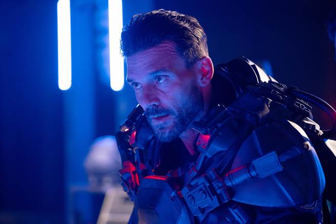 《终极异噬界》影像色调以黑色及洋红色为主，塑造出赛博庞克的奇幻风格。（采昌提供）