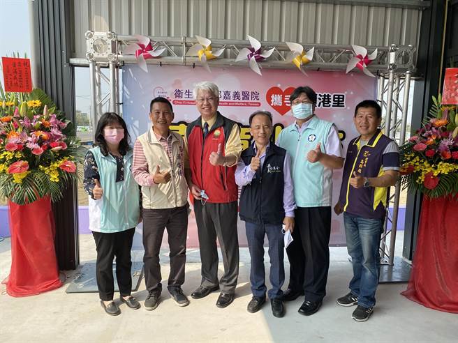 部立嘉义医院院长黄元德（左三）、头港里长游启明（左二）共推社区失智关怀服务。（嘉义市政府提供）