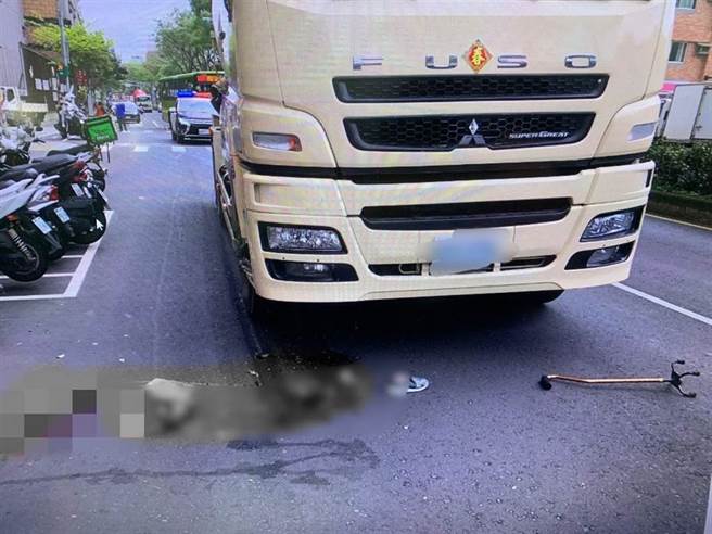 桃园市龟山区郑姓男子男子驾驶预拌混拟车从文三一街口左转文化三路时，疑似转弯A柱死角，撞到在行人线上的妇人，现场血迹斑斑。（翻摄照片／赖佑维桃园传真）