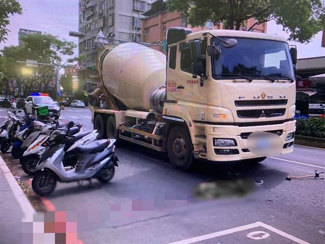 桃园市龟山区郑姓男子男子驾驶预拌混拟车从文三一街口左转文化三路时，疑似转弯A柱死角，撞到在行人线上的妇人，现场血迹斑斑。（翻摄照片／赖佑维桃园传真）