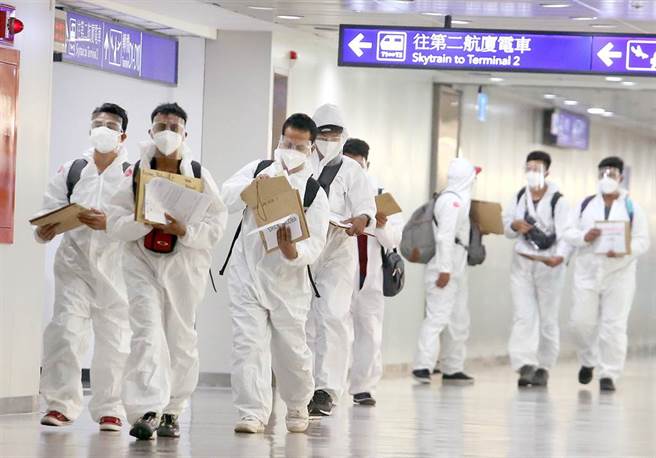 在桃園機場入境管制區內，一群剛下機的菲籍移工準備入境。（示意圖，范揚光攝）
