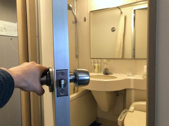 一名女网友抱怨哥哥卫生习惯差，还会擅自拿她浴室里的毛巾、除毛刀来使用。(达志影像/示意图)