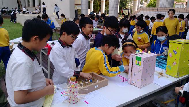 台中北區太平國小校園內近來展示「古早童玩」，包括，彈珠台、玲瓏鼓、布袋戲等，都是學童DIY作品。（太平國小提供／張妍溱台中傳真）