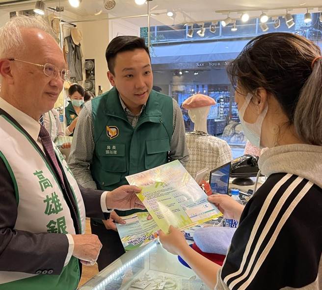 高雄市青年局长张以理（中）与高雄银行董事长董瑞斌（左）日前向店家说明青创贷款申请方式等相关内容。（青年局提供／林瑞益高雄传真）