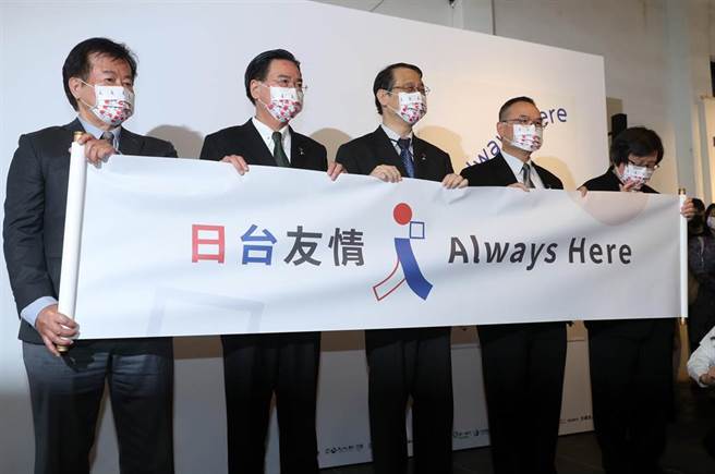 日本台湾交流协会10日携手文化部及中华文化总会举办「日台友情Always Here系列活动记者会」，中华文化总会副会长江春男（左起）、外交部长吴钊燮、日本台湾交流协会台北事务所代表泉裕泰、文化部次长萧宗煌及台湾日本关系协会会长邱义仁共同完成启动仪式，一起见证311大地震10年来日本东北的转变以及日台的友情。（刘宗龙摄）