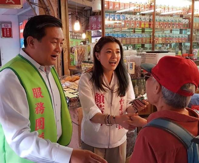 2018年顏若芳（右）選台北市議員，立委王定宇（左）陪同拜票。（圖／摘自顏若芳臉書）