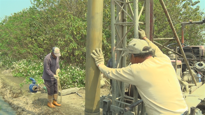 但彰化县芳苑乡就有农民，因为正值插秧期，无水灌溉真的只能挖深井，凿井工人忙进忙出，调来机具在农田旁凿井，花了将近6个小时，打入40公尺深才有水源。(洪舜进提供／吴建辉彰化传真)