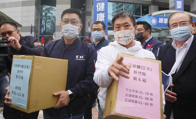 国民党昨赴中选会递交「反莱猪」与「公投绑大选」双公投第二阶段连署书，民进党批评，党主席江启臣（左）为图利个人政治生涯，将公投进行政治操作。（本报资料照）