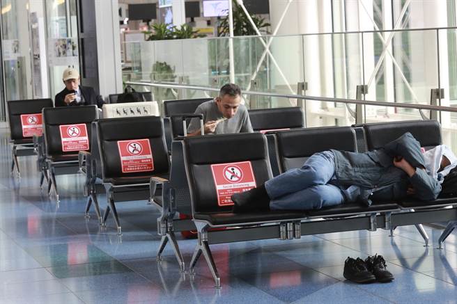 日祭防疫新措施 國際航班入境每班最多100人。(圖/美聯社)