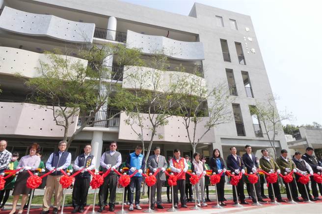 信势国小教学大楼拆除、重建，10日举办落成启用典礼，增加教室及活动空间，以因应湖口区人口快速成长。（庄旻静摄）