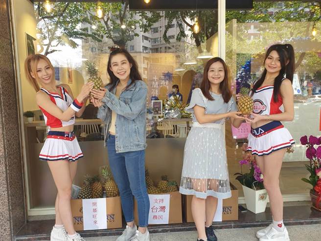 蓝盘子早午餐店10日开幕，当天每一位前来消费的民眾，都可以拿到一颗金钻凤梨。（冯惠宜摄）