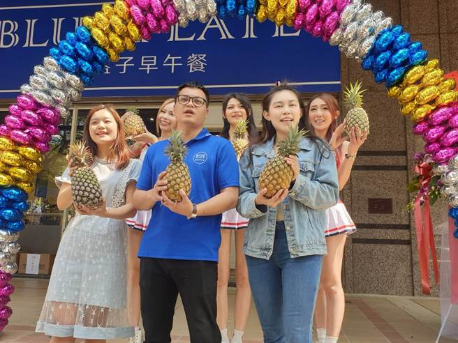 蓝盘子早午餐店特别邀请了五名青春洋溢、美丽动人的showgirl，不但是推广台湾本土农产品，也炒热现场的气氛。（冯惠宜摄）