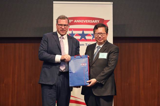 桃園市長鄭文燦（右）今(10)日受邀出席台灣美國商會(AmCham Taiwan)舉辦永續發展創新午餐會。(秘書處提供／蔡依珍桃園傳真)