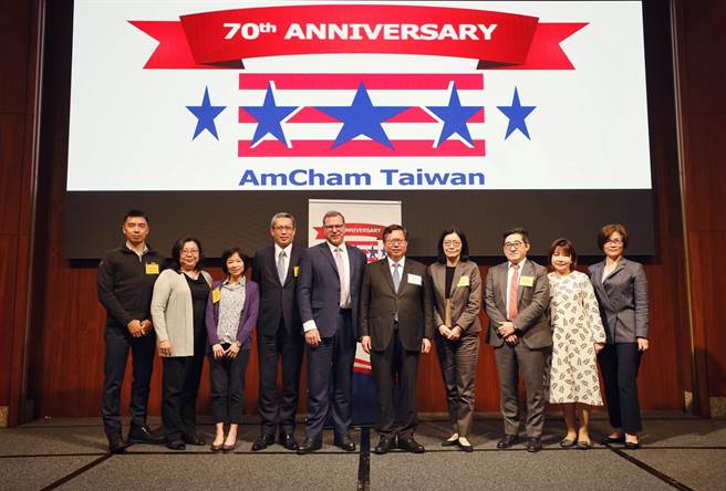 桃園市長鄭文燦（右五）今(10)日受邀出席台灣美國商會(AmCham Taiwan)舉辦永續發展創新午餐會。(秘書處提供／蔡依珍桃園傳真)
