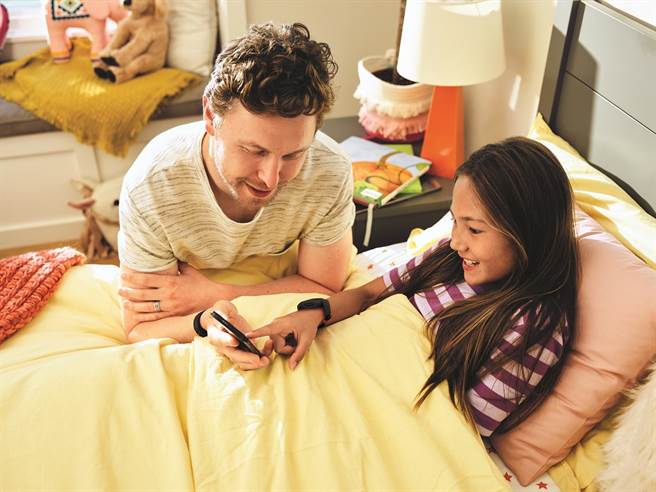 Fitbit Ace 3 提供睡眠追踪、就寝时间提醒及静音闹钟等功能，协助亲子制订出一致的睡眠时间，让儿童有充分时间休息，补充次日所需活力。（Fitbit提供／黄慧雯台北传真）