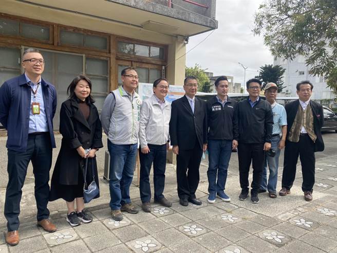 内政部长徐国勇（左5）与立委刘棹豪（左4）视察台东社宅预定地点。（蔡旻妤摄）