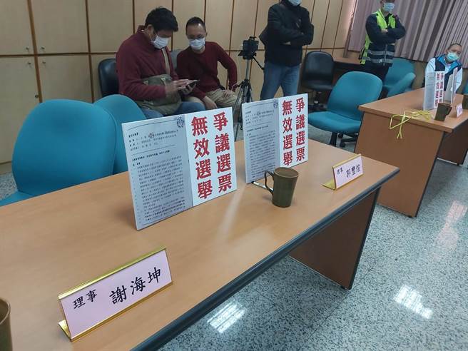 苗栗市农会10日召开新任理事会，有4席理事提出声明异议，主张「无效选举」号集体退席。（读者提供／何冠娴苗栗传真）