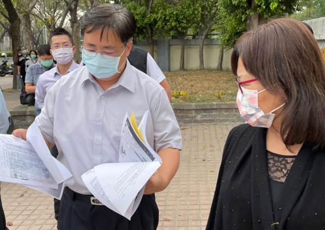 高雄苓雅区某高中袁姓生活科技教师教学幽默风趣，与学生们相处融洽，却遭到指控他利用课余时间开设宫庙兼差当「乩童」，甚至订出奇怪规定，要求信徒捐献或罚款。（洪浩轩摄）