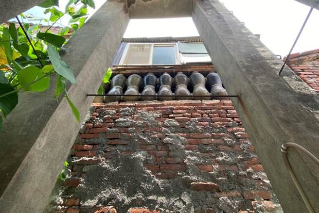 鹿港和兴派出所宿舍群内被遮蔽「隐藏版」瓮墙，透过修缮和青青创基地，将重新打造平台空间，提供欣赏瓮墙的视野。（吴敏菁摄）