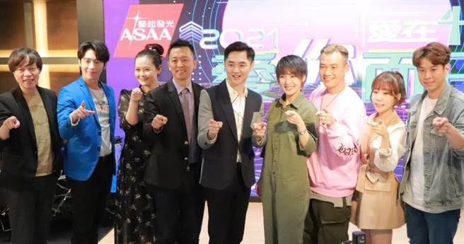 宋逸民（中）率艺人朋友分享自身故事。（艺起发光提供）