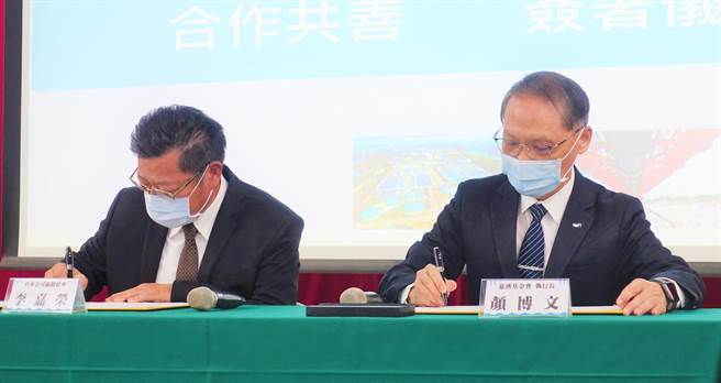 由台水公司副總經理李嘉榮（左）與慈濟慈善事業基金會執行長顏博文（右）代表簽署。（主辦單位提供）