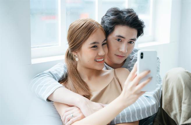 对情侣来说，互相崇拜、有共同语言，有互补或相似的性格可以让双方感情更好。（图／Shutterstock）