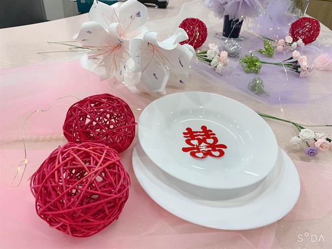 潭子戶所辦理「14情緣 堅若盤石」慶祝活動，加贈結婚好禮2入餐盤組。（台中市政府提供）