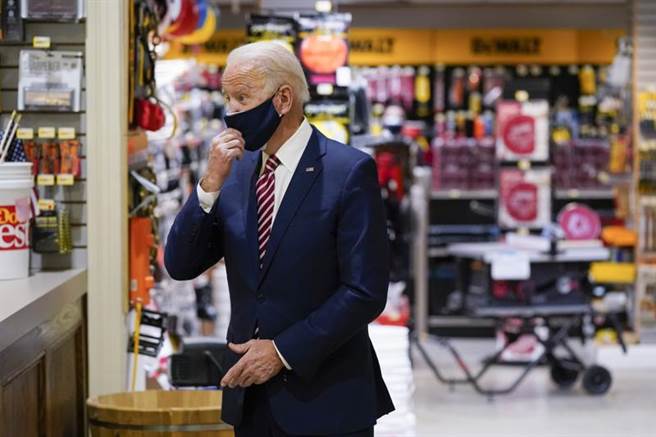 美国总统拜登，造访华府的五金行，这家公司是接受政府疫情纾困补助的小企业。(美联社)