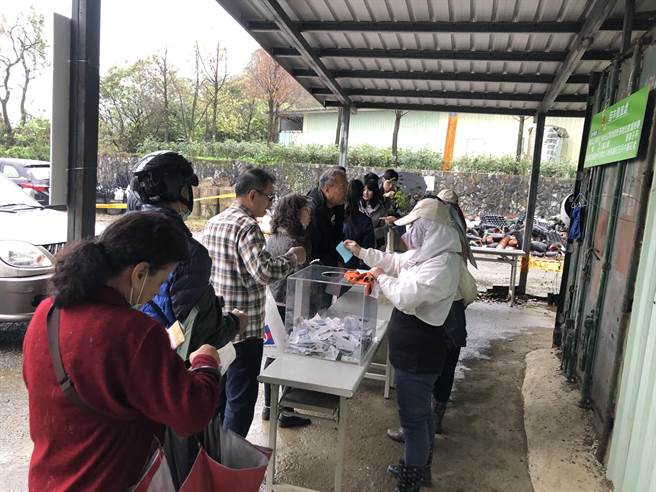 基隆市政府110年度植树月活动开跑，举办「发票换树苗」活动。（基隆市政府提供／陈彩玲基隆传真）