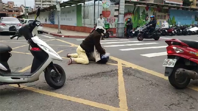 兩名長者因車禍擦撞在馬路上扭打