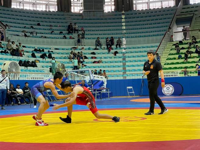 「110年金德杯全国小学生角力锦标赛」，今、明两天在国立台湾体育运动大学体育馆登场。（台中市政府提供）