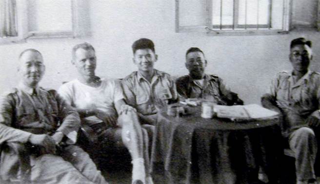 金门防卫司令胡琏（左一）与西方公司驻金代表汉弥顿中校（左二）及幕僚合影。（本报系资料照片）
