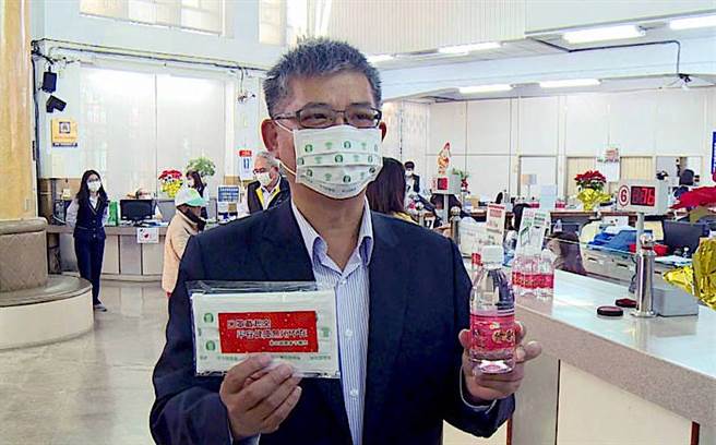 萧忠郁担任草屯农会总干事8年，日前才主持农会年后开幕活动，和任内推动的南瓜外销马来西亚的启航仪式，是农会资深且认真的员工。（草屯镇农会提供／黄立杰南投传真）