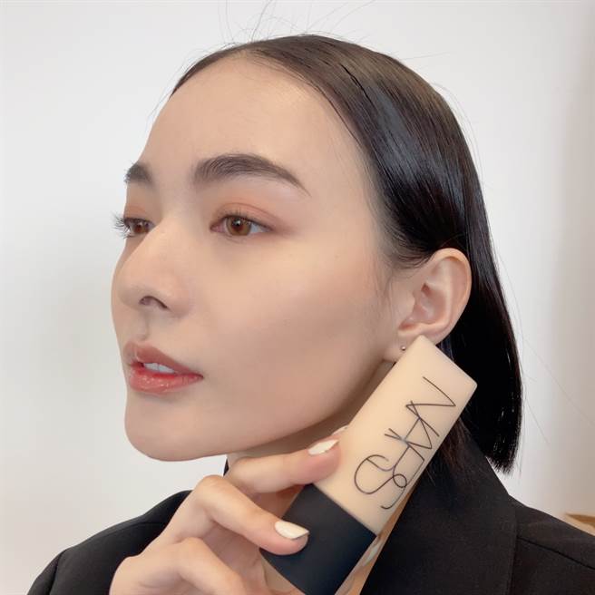 「极雾柔光粉底露」的妆感轻薄、细致、透光。（邱映慈摄）