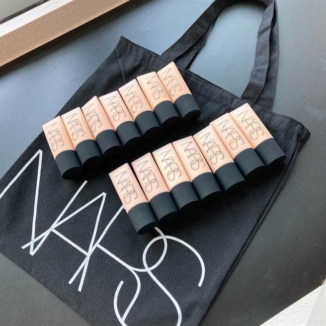 3/15～3/31期间，消费满NT2,800，含极雾柔光粉底露，就能获得极雾态度托特包。（邱映慈摄）